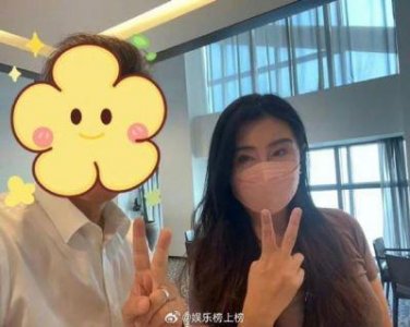 ​街头偶遇，素颜出镜的王祖贤惊艳全场，浓密秀发引人艳羡