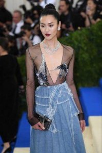 ​2024维密大秀：刘雯贺聪实力出众，Lisa风头足，整体风格却欠佳