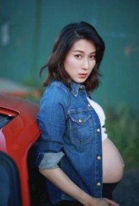 ​被质疑怀孕！TVB前花旦钟嘉欣现身酒楼，肚子凸出疑似怀有第四胎？