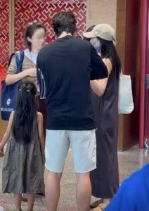 ​高圆圆公园陪女儿现身，怀二胎猜测引热议
