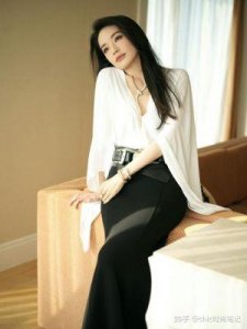 ​48岁舒淇展现玲珑曼妙身段，风情万种性感撩人