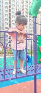 ​赵丽颖新加坡影展发声回应争议，携儿子观烟花秀引发热议