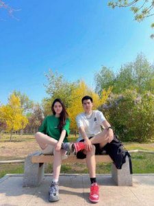 ​满眼都是她谢文能与妻旅行拍美照身穿520字样T恤