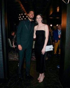 ​凯特琳克拉克化身猫女亮相万圣节派对，与哈利伯顿女友合影