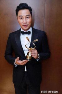 ​66岁香港明星在内地乡镇“走穴”，开千万豪车风格诙谐，曾沦落至售卖骨灰盒