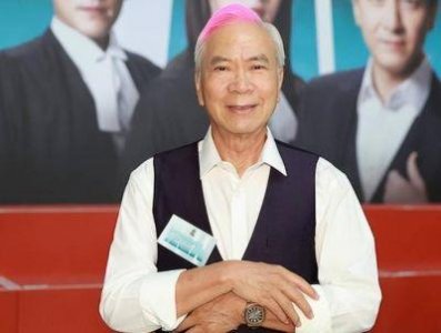 ​老戏骨李龙基计划在深圳迎娶36岁未婚妻明年获释安排，选定吉日举行结婚仪式