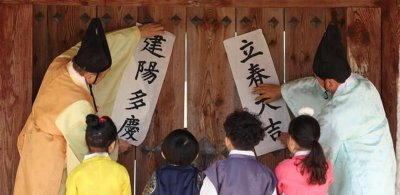 ​白纸黑字的“韩国春联”被中国网友围观，当地居民：白色代表干净