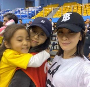 ​贾静雯与大女儿梧桐妹同框，19岁梧桐妹蜕变为美丽少女，母女俩宛如姐妹花