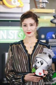 ​54岁李嘉欣近照曝光，昔日“最美港姐”容颜变迁引发热议