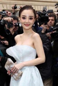 ​李小璐胸围揭秘：隆胸还是自然发育？
