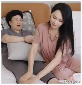 ​伊能静助婆婆沐浴擦脚全身敷膜，她作为儿媳的表现，堪称完美孝顺！