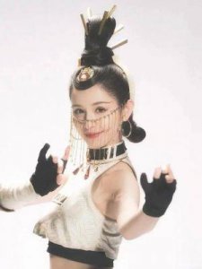 ​哈妮克孜陷蜡烛争议：从走红到陷入舆论漩涡