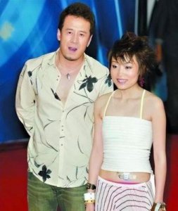 ​著名歌唱家家庭游日本，与岳母同龄，妻子胸部丰满导致衣物紧绷
