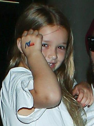 贝克汉姆爱女小七最美的一组照片,迷人笑容模仿孙悟空实在太好看