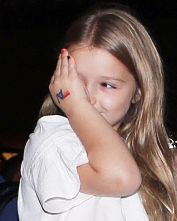 贝克汉姆爱女小七最美的一组照片,迷人笑容模仿孙悟空实在太好看