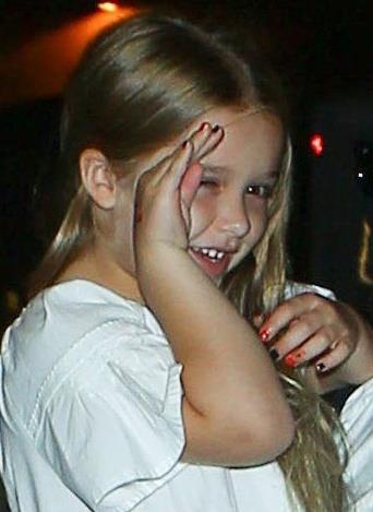 贝克汉姆爱女小七最美的一组照片,迷人笑容模仿孙悟空实在太好看