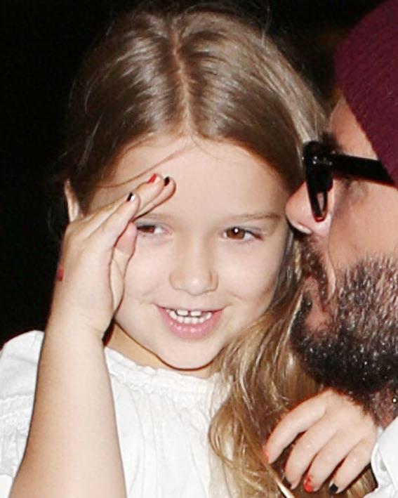 贝克汉姆爱女小七最美的一组照片,迷人笑容模仿孙悟空实在太好看