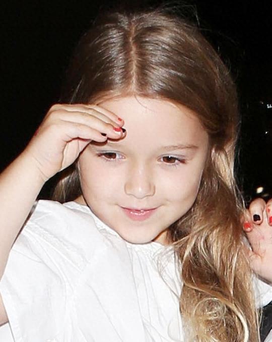 贝克汉姆爱女小七最美的一组照片,迷人笑容模仿孙悟空实在太好看