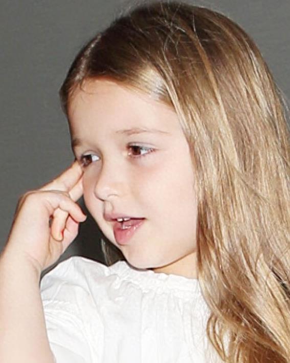 贝克汉姆爱女小七最美的一组照片,迷人笑容模仿孙悟空实在太好看