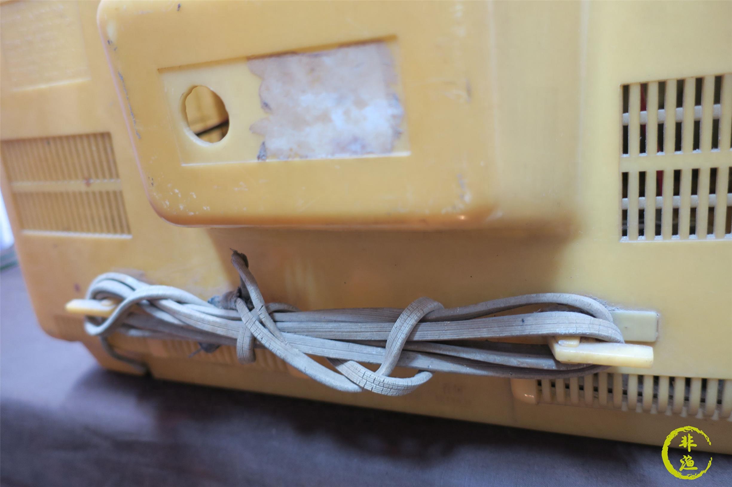 这台老式电视机已成古董 看不出是什么牌子