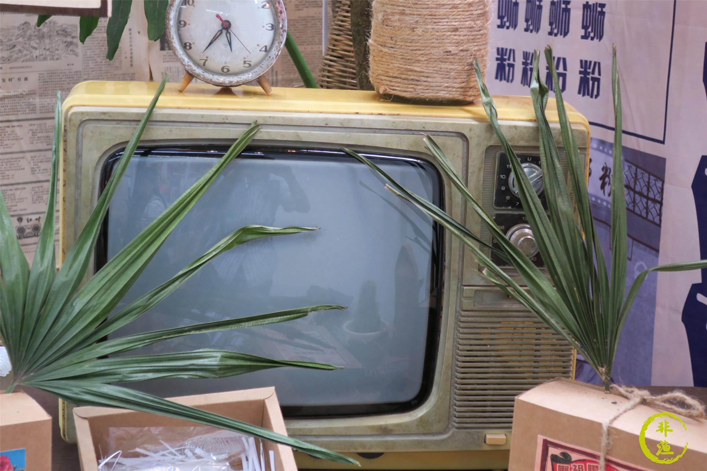 这台老式电视机已成古董 看不出是什么牌子