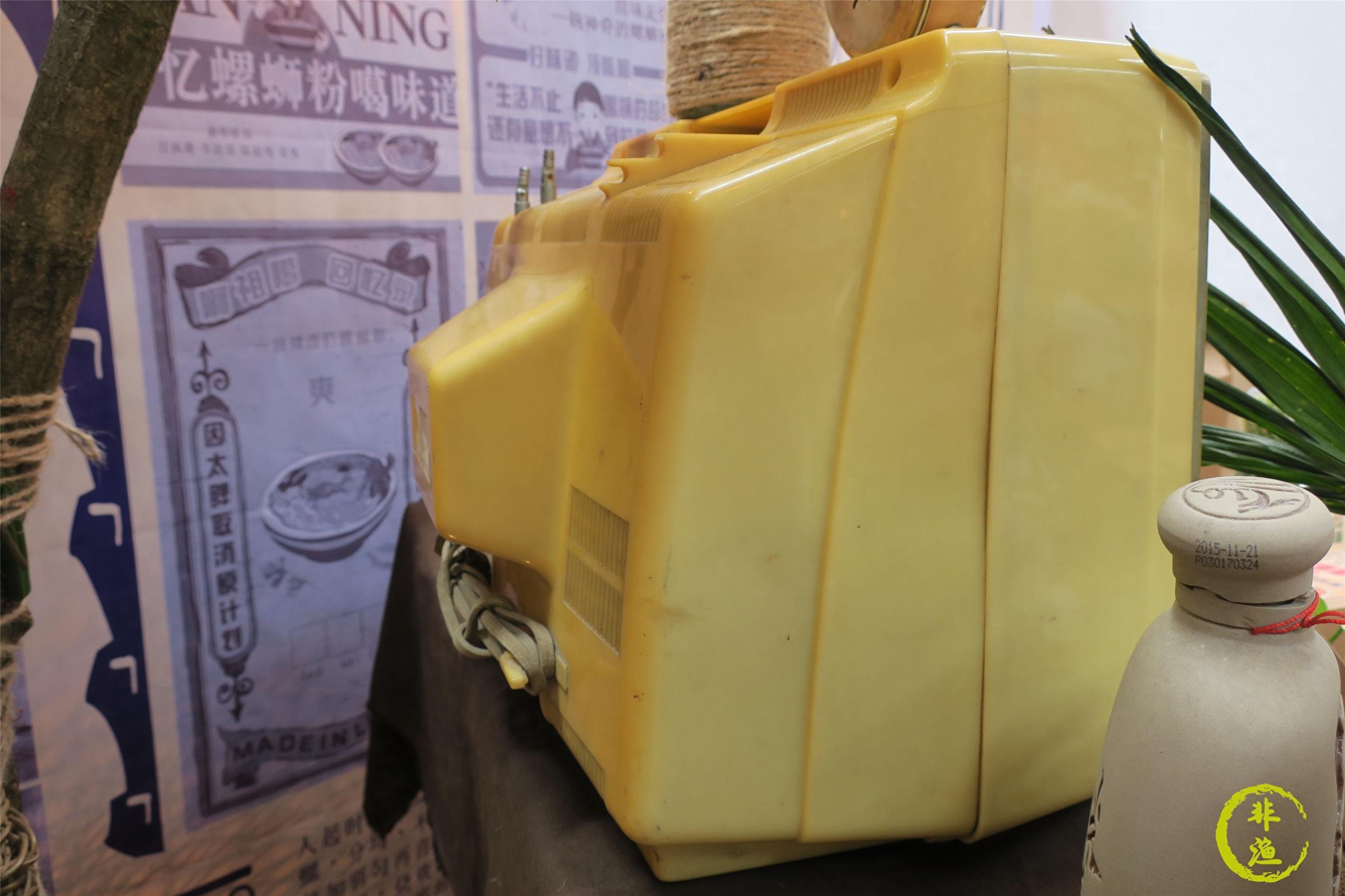 这台老式电视机已成古董 看不出是什么牌子