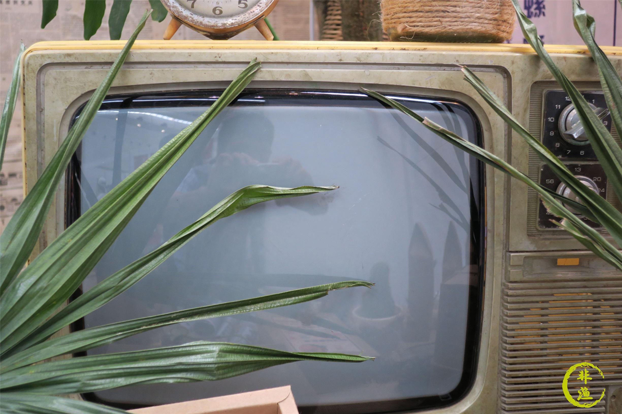 这台老式电视机已成古董 看不出是什么牌子