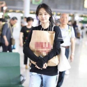 ​郑爽母亲照片曝光，美丽动人，网友赞叹：难怪生出如此漂亮的女儿！