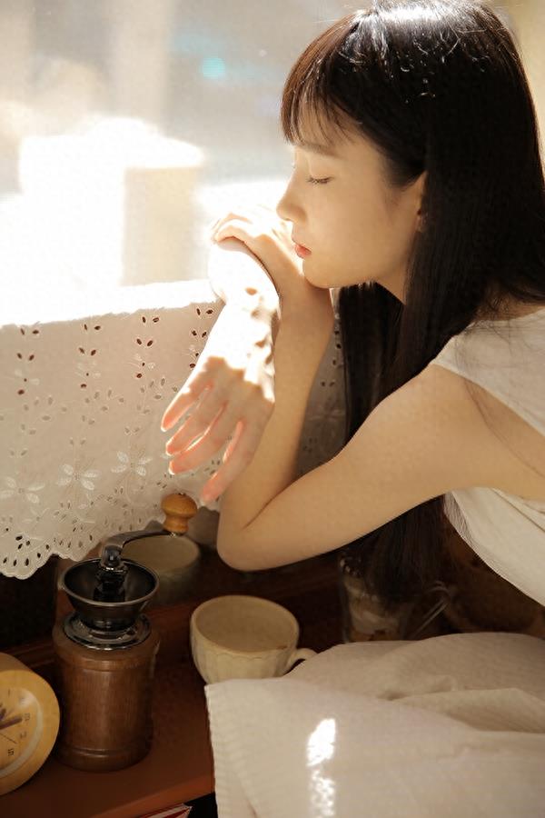 演员张垚着白色棉麻连衣裙搭配 清新可人似甜美初恋