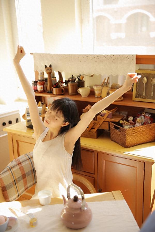 演员张垚着白色棉麻连衣裙搭配 清新可人似甜美初恋