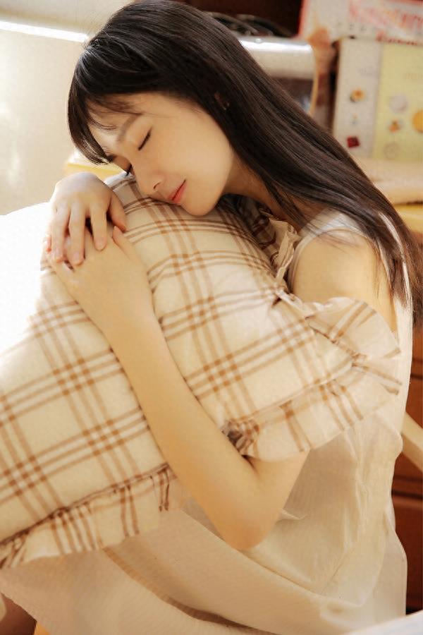 演员张垚着白色棉麻连衣裙搭配 清新可人似甜美初恋