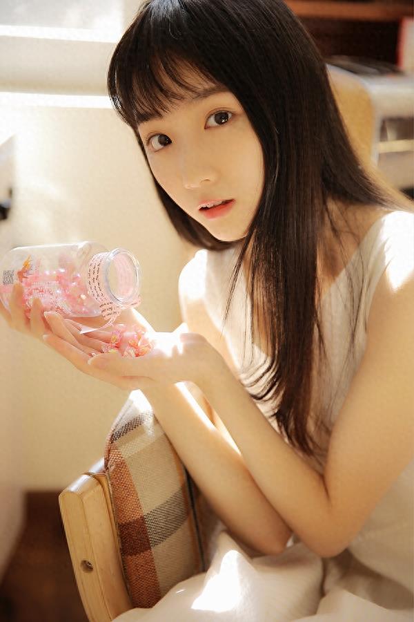 演员张垚着白色棉麻连衣裙搭配 清新可人似甜美初恋