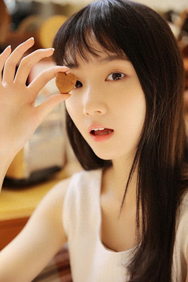 演员张垚着白色棉麻连衣裙搭配 清新可人似甜美初恋