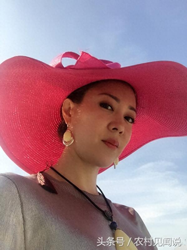 44岁文静近照,央视最俏皮的气质主播,70多岁的爸妈好年轻