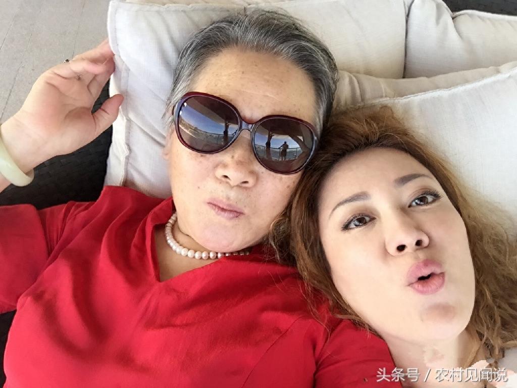 44岁文静近照,央视最俏皮的气质主播,70多岁的爸妈好年轻