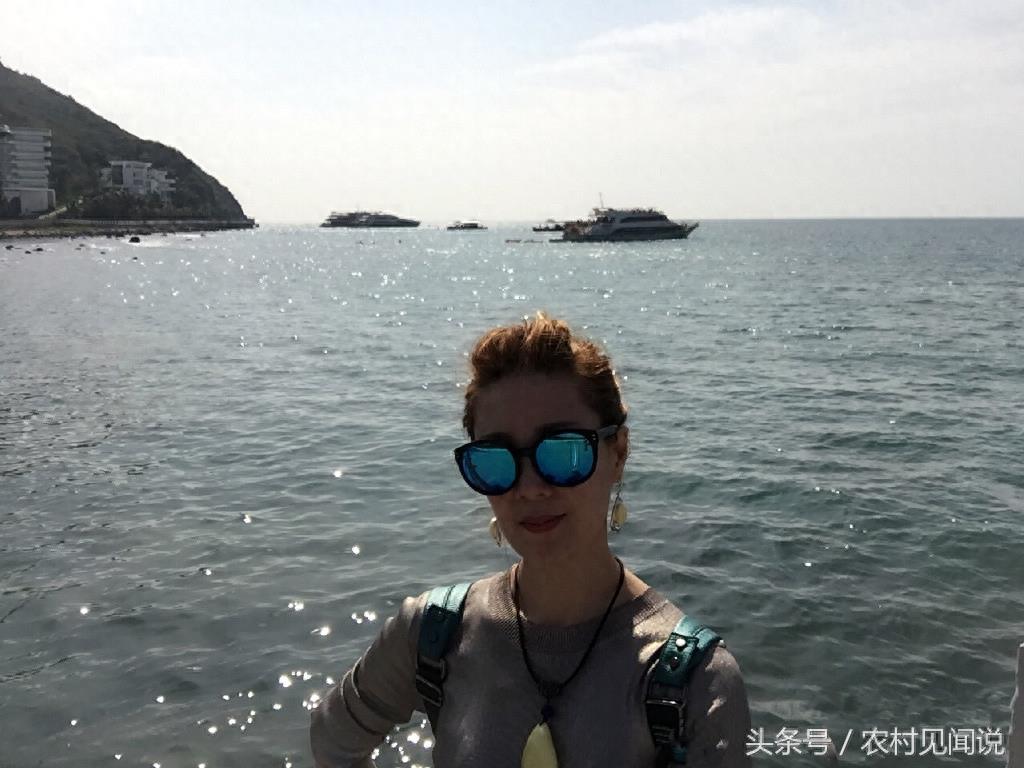 44岁文静近照,央视最俏皮的气质主播,70多岁的爸妈好年轻