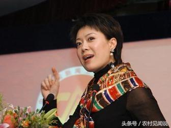 44岁文静近照,央视最俏皮的气质主播,70多岁的爸妈好年轻