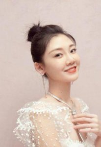 ​苗苗个人概况，她的真实姓名是什么？