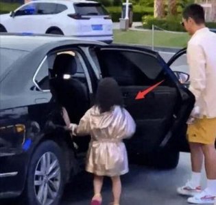 ​霍思燕女儿疑似曝光，与嗯哼如双胞胎，生育方式再度引发热议，被封为“话题女