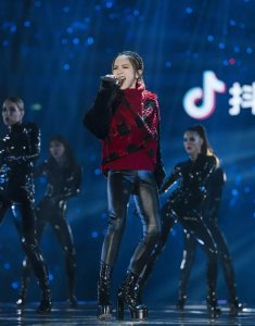 ​邓紫棋的“小皮裤”重返时尚圈，亮眼吸睛又时髦，明星都跟风