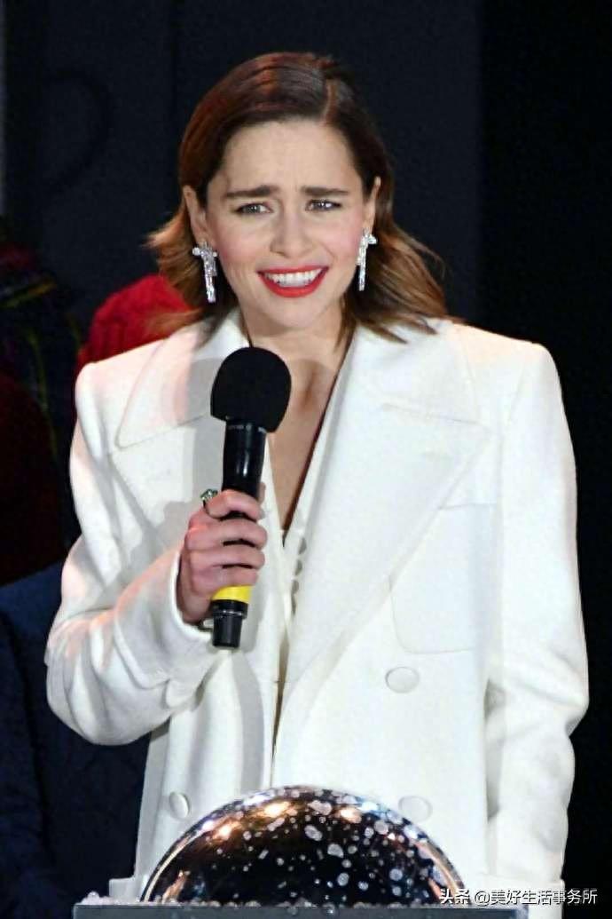 龙妈开怀大笑，释出新一轮表情包