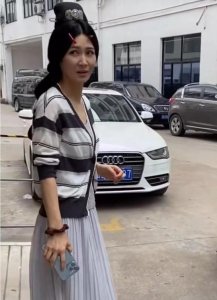​41岁童蕾罕露面，身形消瘦显憔悴，曾与大8岁富豪闪婚现负债1.4亿