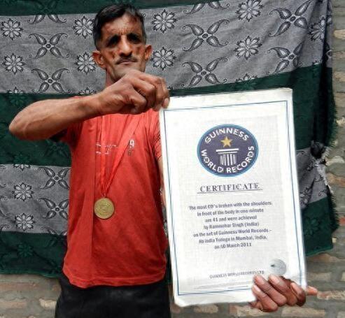 现实版「橡胶人」，身体异常柔软，他的两肩可以随意合并在一起