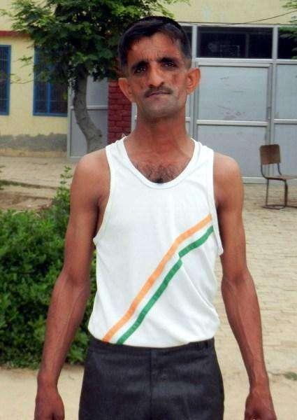 现实版「橡胶人」，身体异常柔软，他的两肩可以随意合并在一起