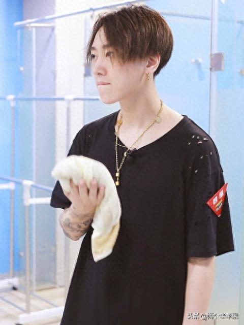 《快乐男声》的4位总冠军，前两位都已大火，他俩却被遗忘