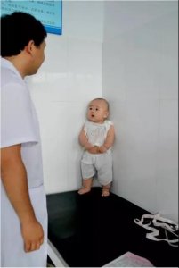 ​午FUN丨小女孩拍视频意外拍到爆笑画面：男孩打针跟3名大人“拔河”
