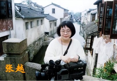 ​张越央视主持人的故事：她是韩红的恩人，一度靠追债生活为何57岁仍未婚？