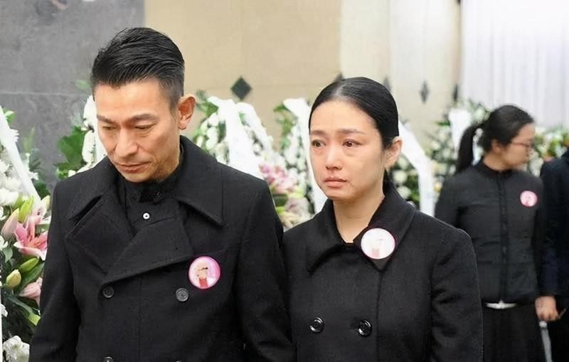 朱丽倩几岁跟刘德华在一起（刘德华雪藏妻子朱丽倩21年）