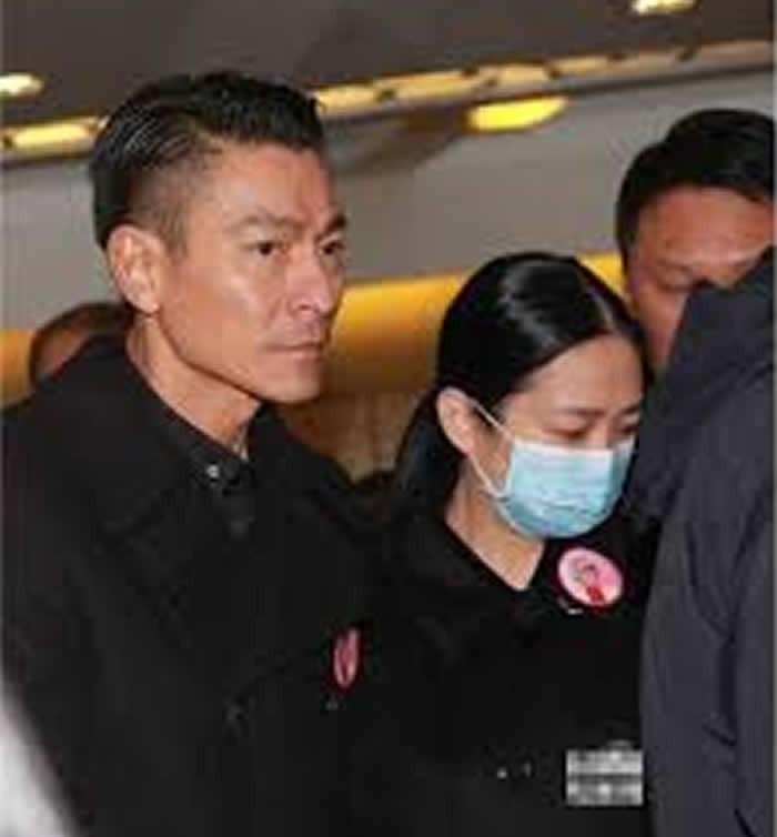 朱丽倩几岁跟刘德华在一起（刘德华雪藏妻子朱丽倩21年）