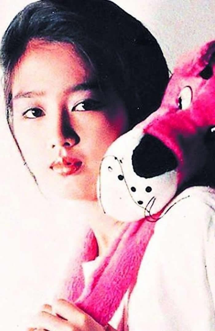 朱丽倩几岁跟刘德华在一起（刘德华雪藏妻子朱丽倩21年）